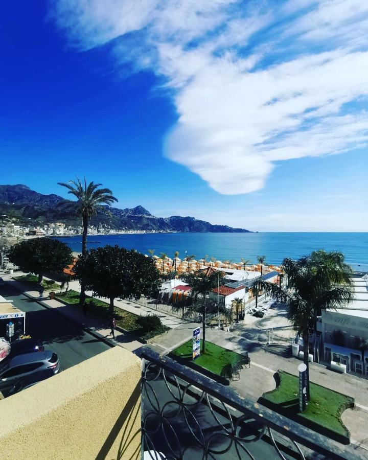 La Finestra Sul Mare Modern Apartment Giardini-Naxos Kültér fotó
