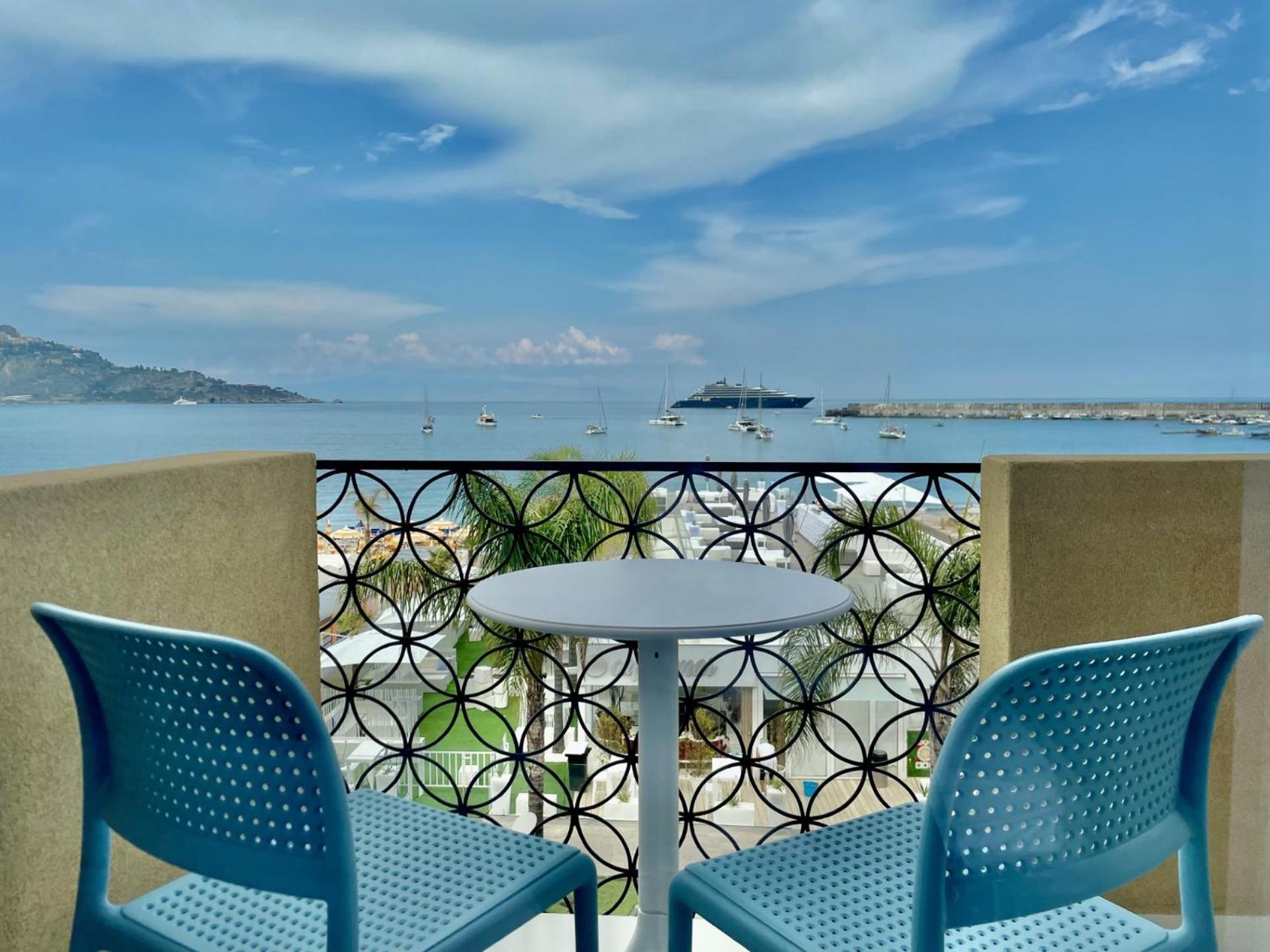 La Finestra Sul Mare Modern Apartment Giardini-Naxos Kültér fotó