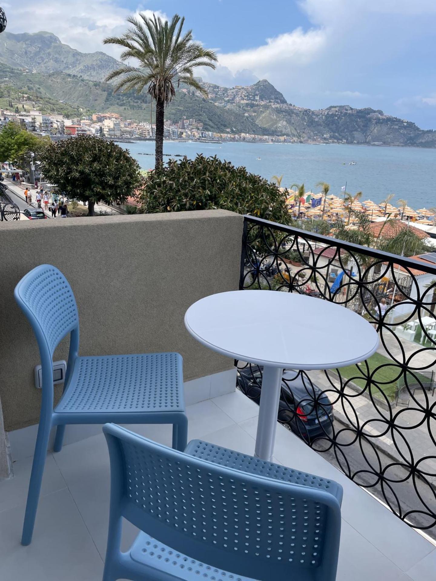 La Finestra Sul Mare Modern Apartment Giardini-Naxos Szoba fotó
